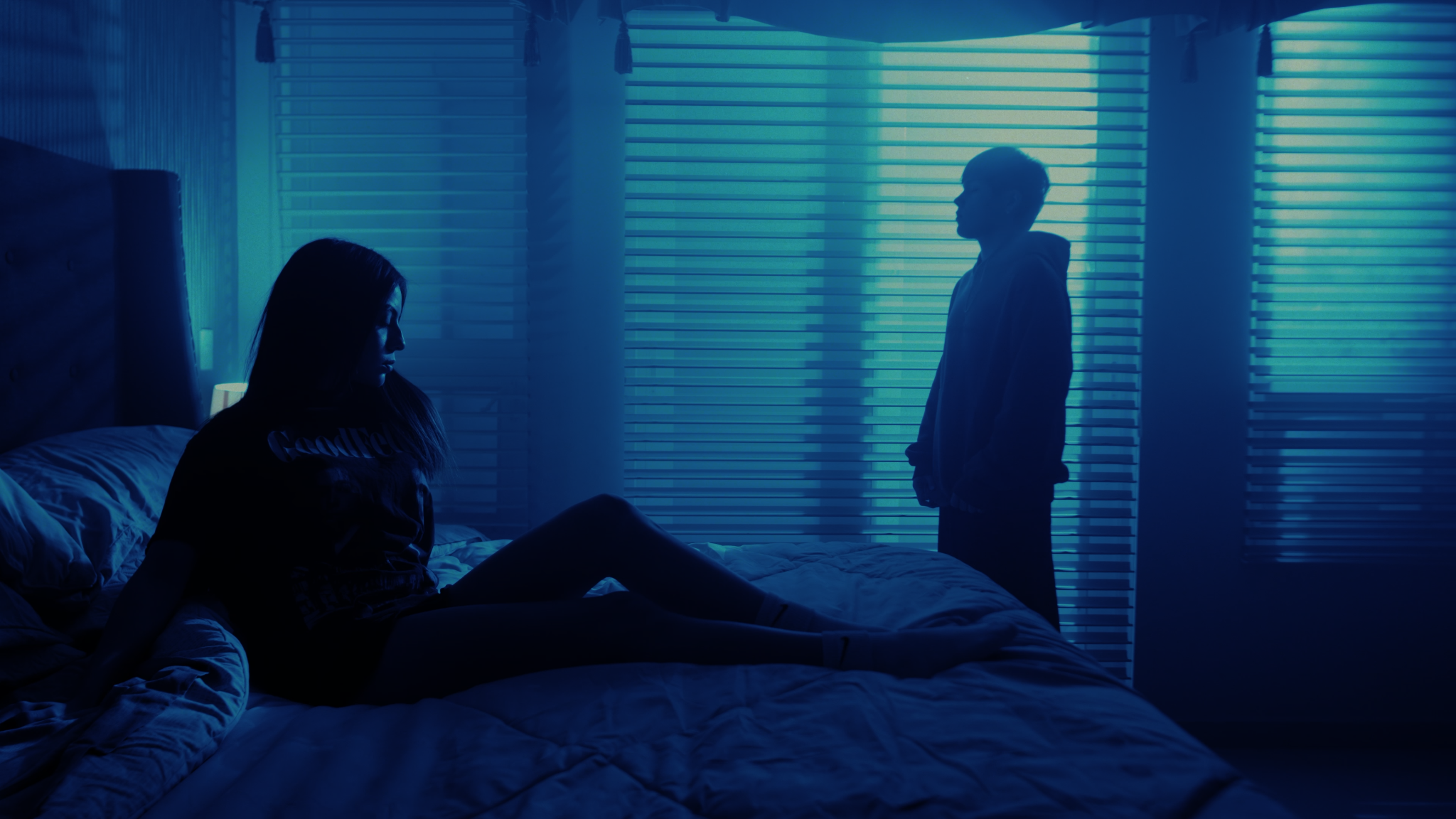 Fotograma azul nocturno del video Aura de Bruno Caleb