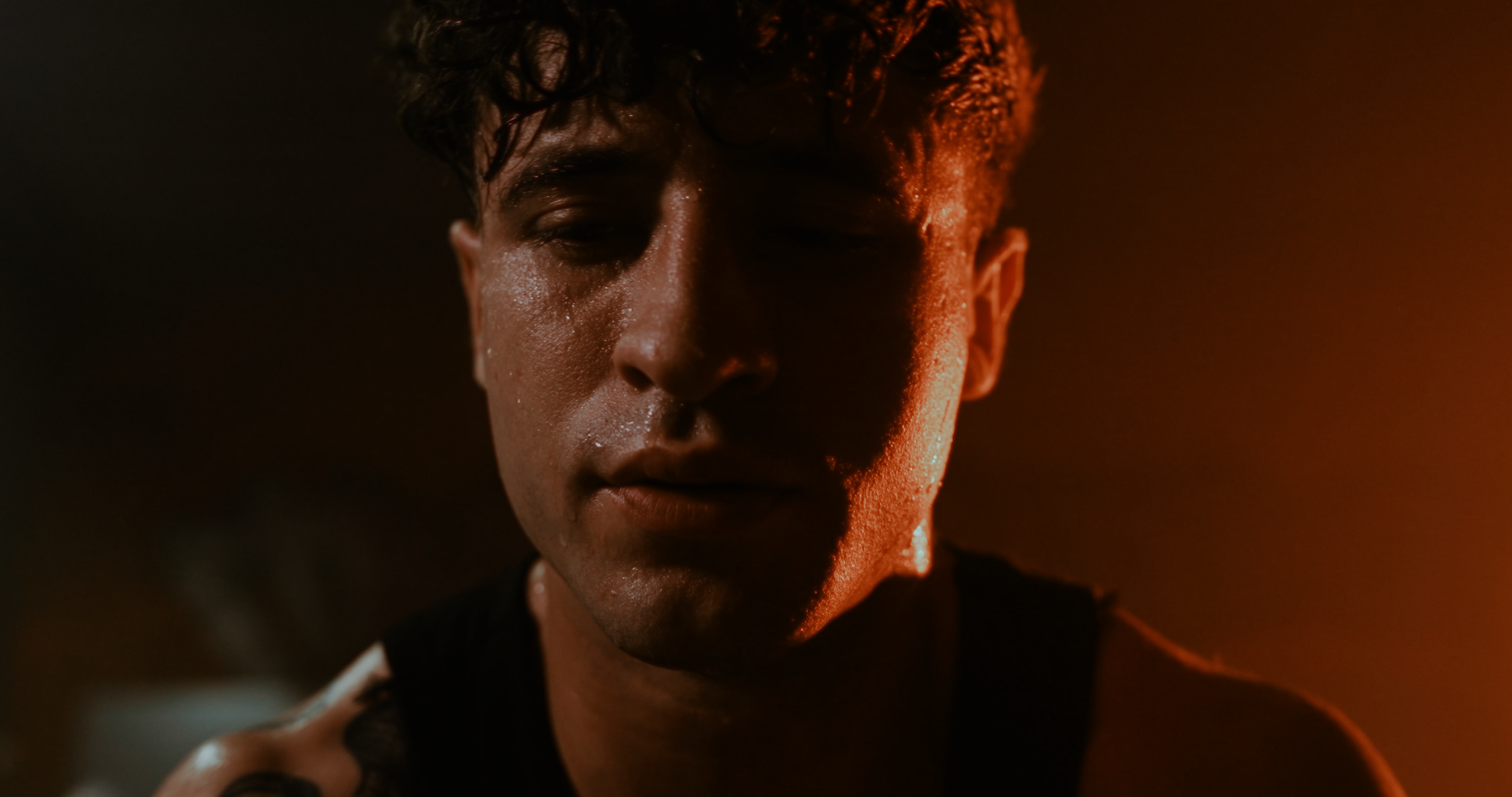 Retrato cinematográfico iluminado en naranja de El Subestimado